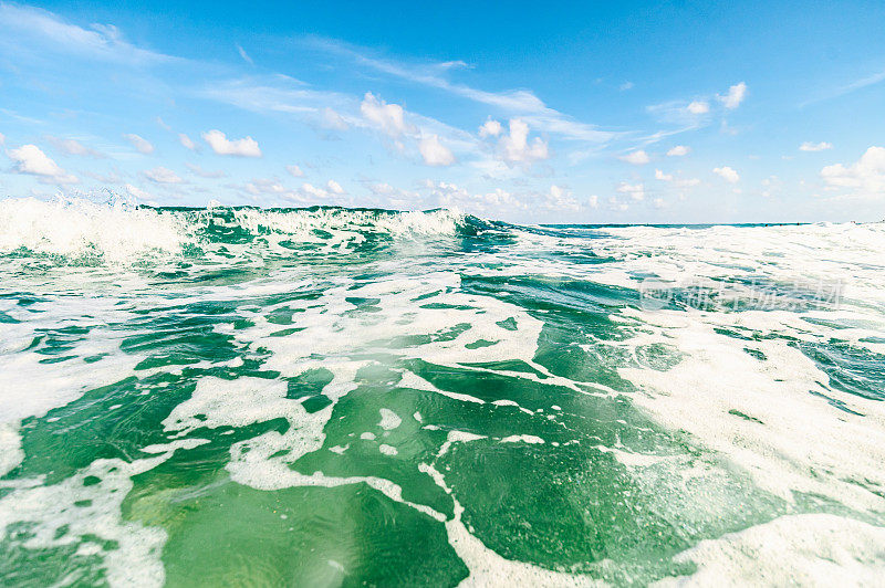 海洋风景优美，水下有海天浪，海滩有佛罗里达棕榈滩