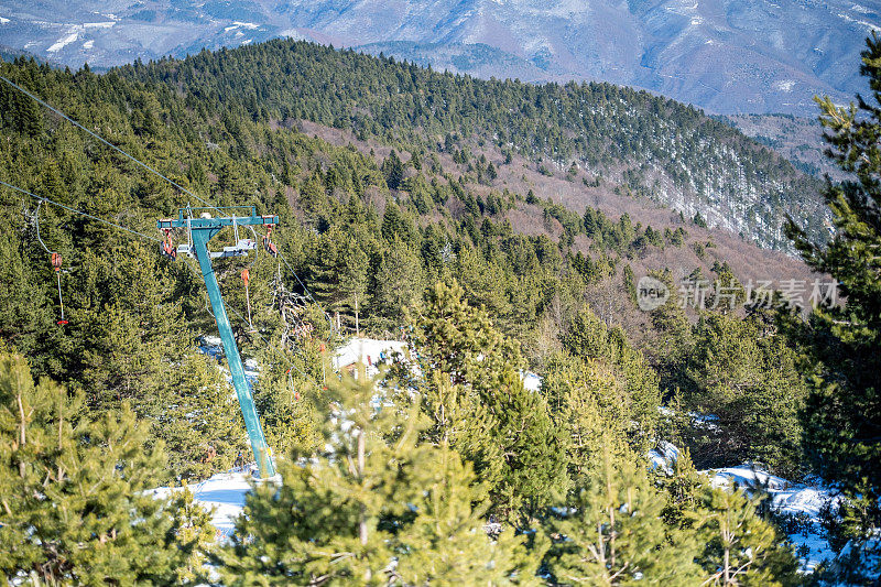 埃拉托彻里冬季雪山松林中的绳索滑雪缆车