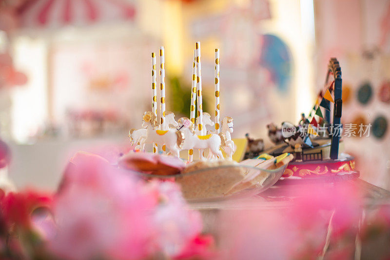 孩子生日的糖果棒-用独角兽和纸杯蛋糕装饰