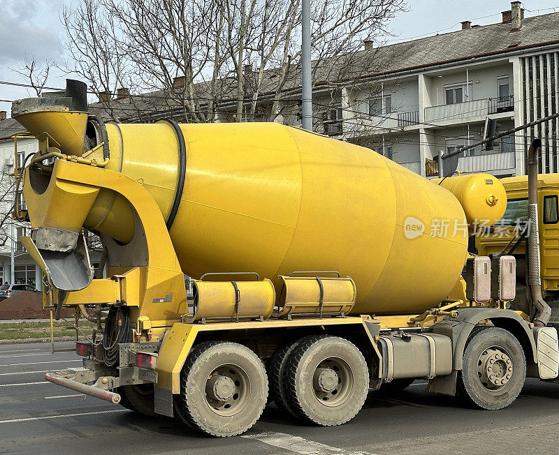 城市街道上的水泥搅拌车