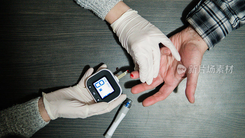 用血糖仪检测糖尿病手指