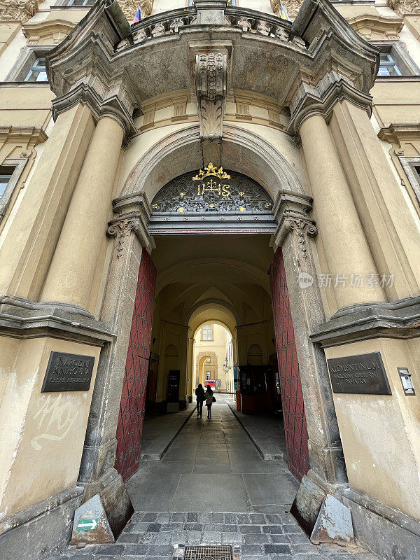 捷克共和国国家图书馆。图书馆的主楼位于布拉格市中心历史悠久的Clementinum建筑内。