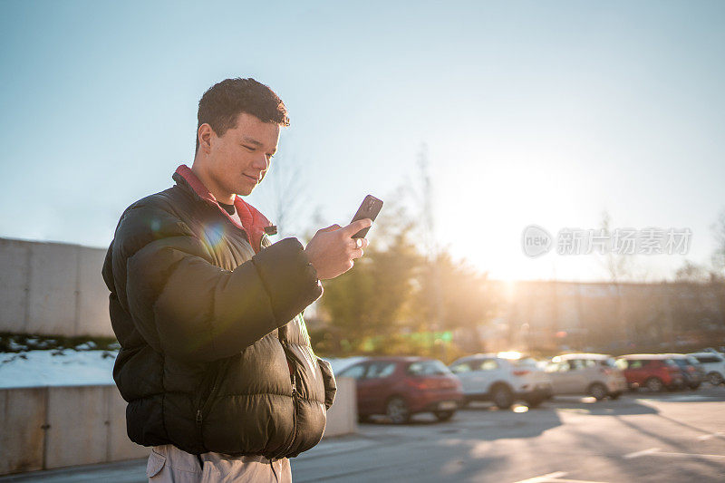 亚洲青少年在户外用智能手机发短信