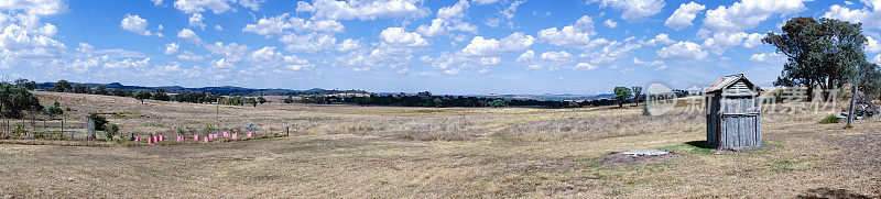 夏末，在新南威尔士州亚斯附近干燥干旱的农田上，有一座内陆沙丘或室外小屋