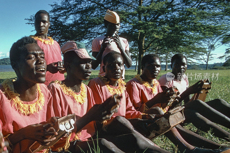 乌干达音乐家演奏akogos(拇指钢琴)