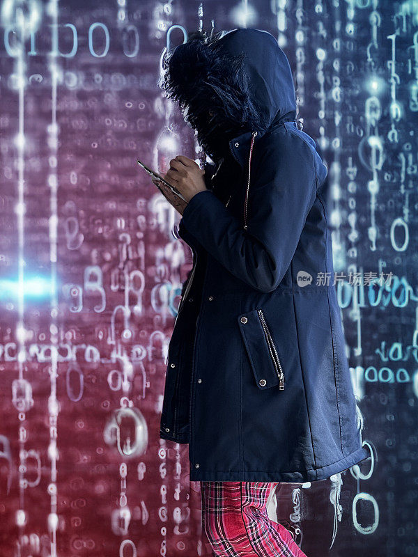 形象男，亚裔，秘密电脑黑客程序员，穿着雨衣戴着兜帽，编程电脑代码背景，网络战争黑客技术，加密编码，网络犯罪，软件编程，数字数据分析，网络犯罪概念