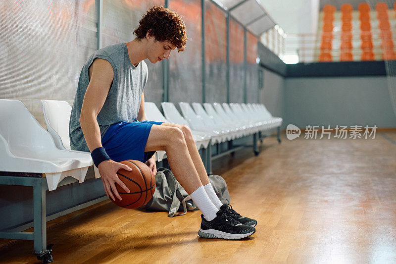 年轻的篮球运动员在运动训练中用球练习。