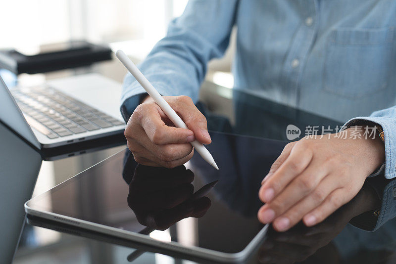 商务女性在办公室使用手写笔在平板电脑上通过移动应用签署电子文件，打样文件，电子签名，电子签名，商务技术概念