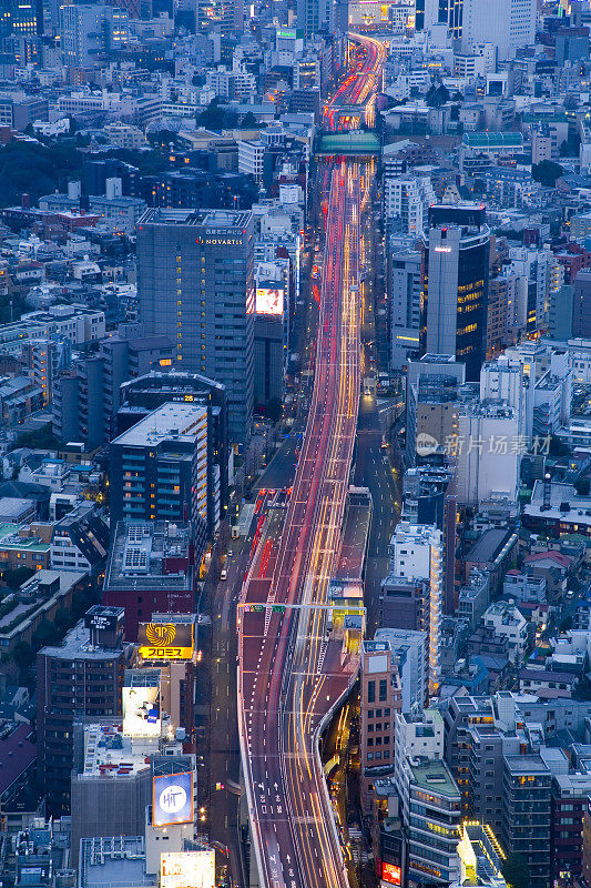 东京的建筑群，以及一条道路的夜景
