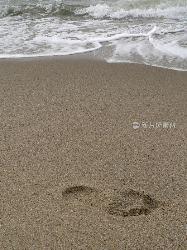 孤独的脚印在沙滩上