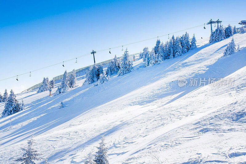 塞尔维亚Kopaonik滑雪胜地充满活力的斜坡全景