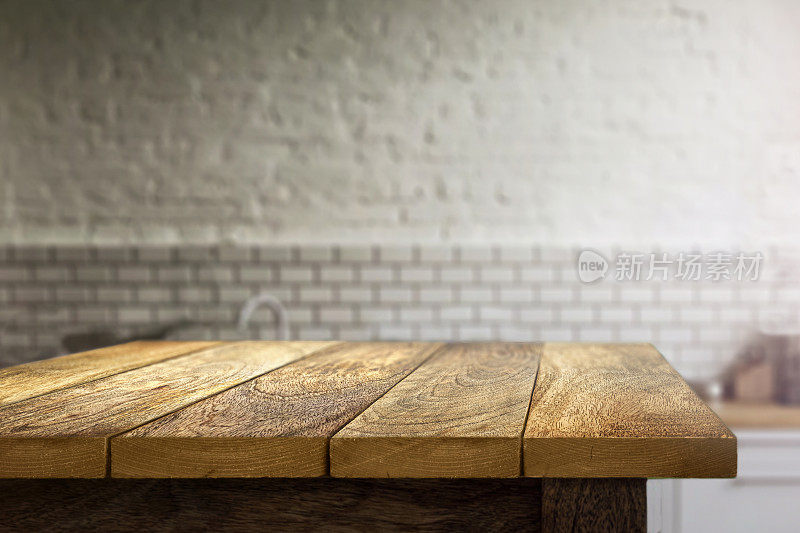 模糊的厨房背景上的木桌