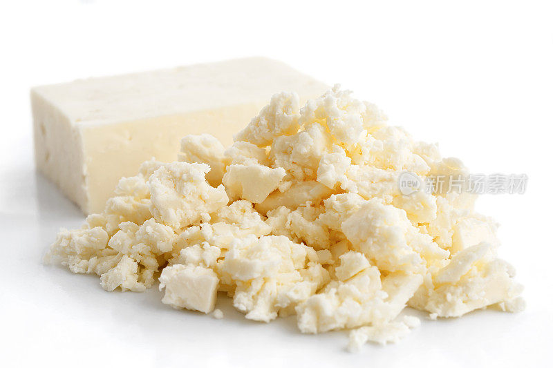 碎白羊乳酪孤立在白色。