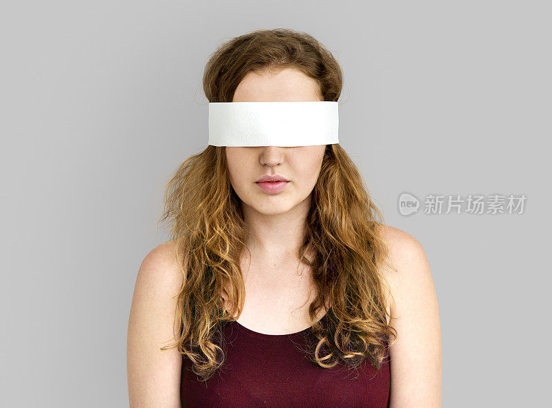 女人的眼睛被遮住，盲人禁止丢失的概念