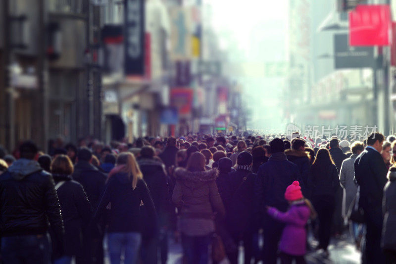 冬季购物人群背景，繁忙的高街在欧洲，德国