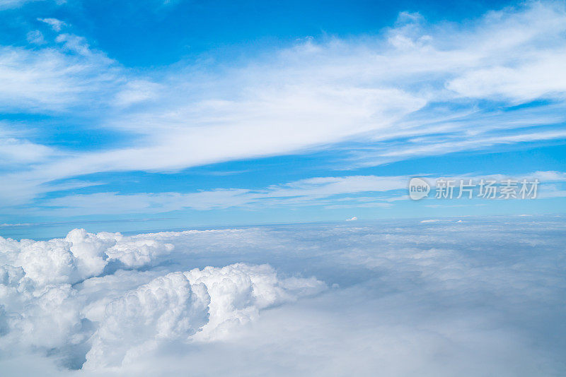 从飞机上看天空和云