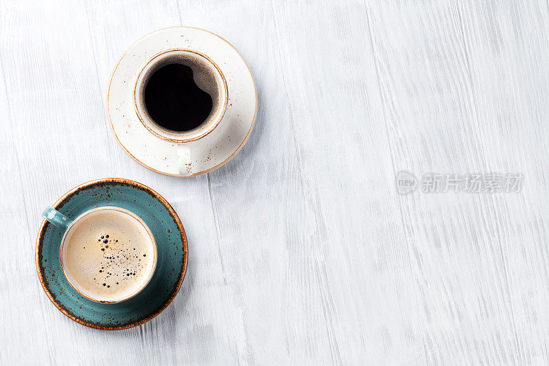 咖啡杯放在厨房的木桌上