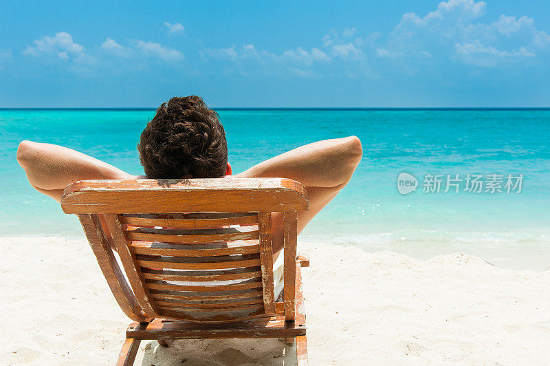 一个年轻人正在海滩上休息