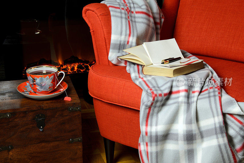 壁炉边有毯子和茶杯