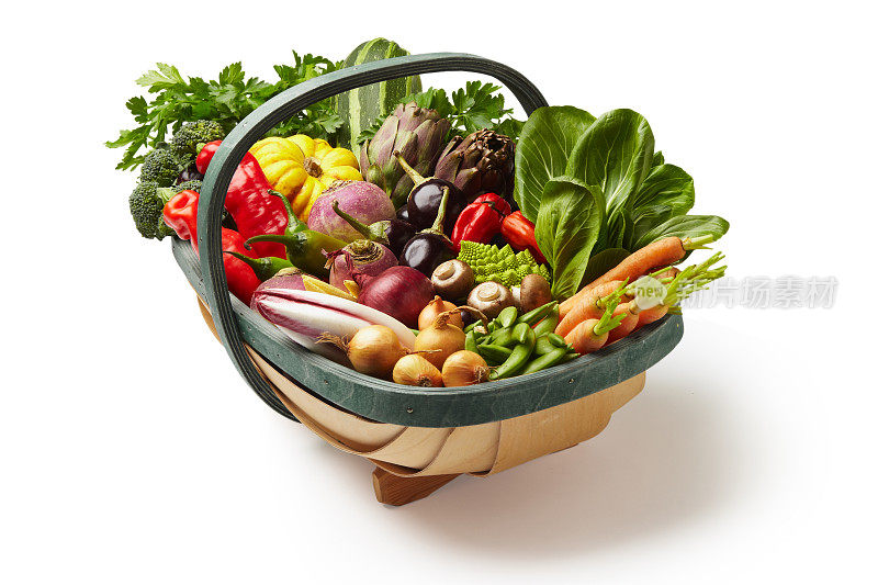 新鲜蔬菜在篮子里孤立在白色