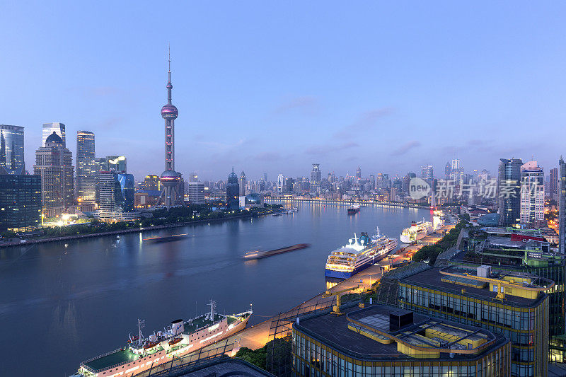 早上，上海城市的天际线