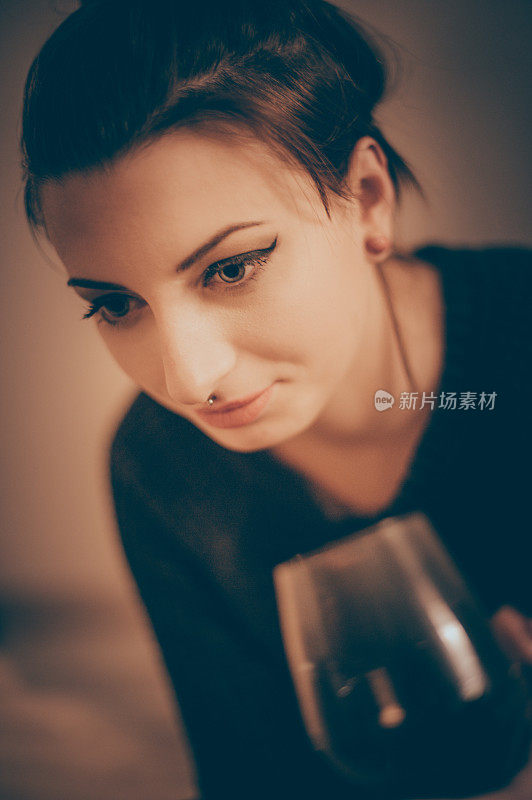 沮丧的年轻女子拿着一杯红酒