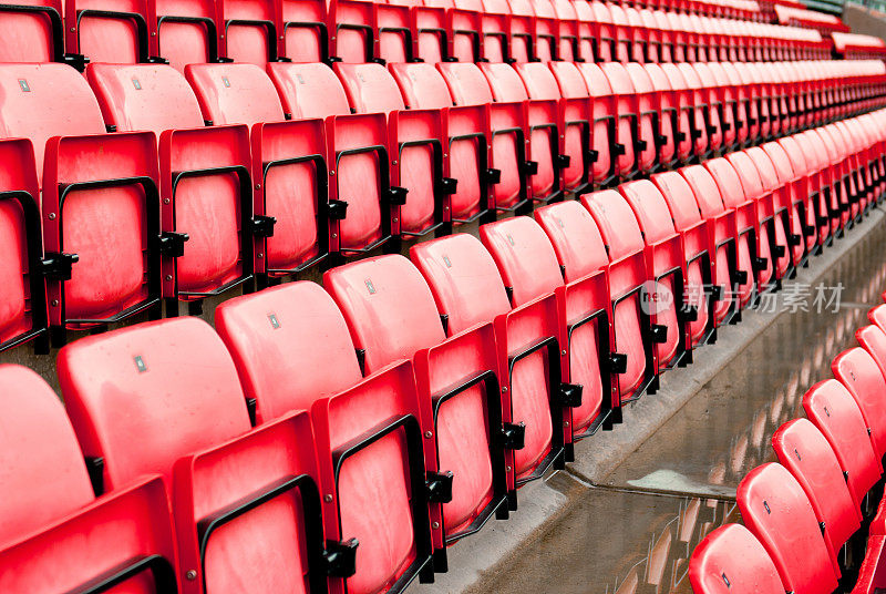 挪威足球场的红色座位
