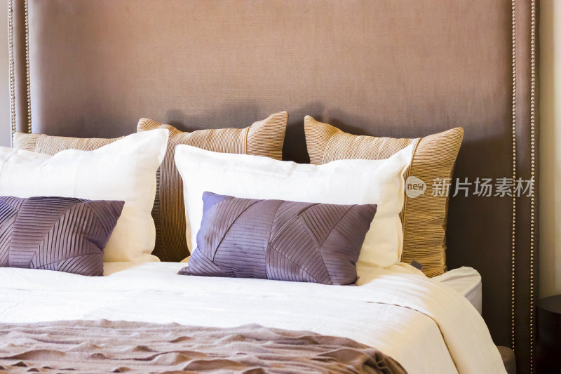 特写美丽的床与枕头在现代卧室，复制空间