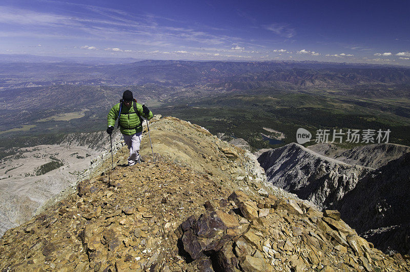 徒步旅行者在科罗拉多落基山脉的很高的地方徒步旅行