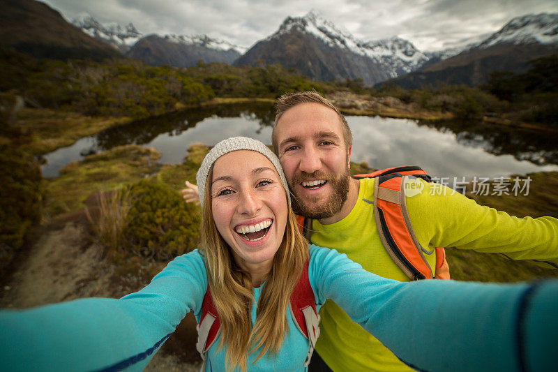 年轻夫妇在山景中的自拍