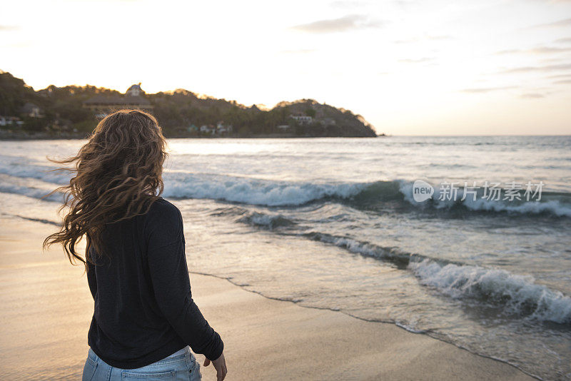 30多岁的加拿大女人在墨西哥看海洋Sayulita