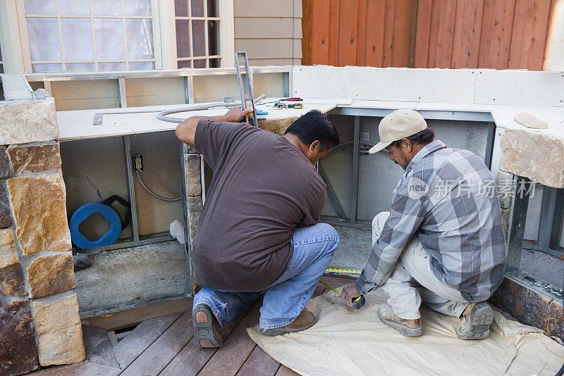 建筑工人建造户外烧烤