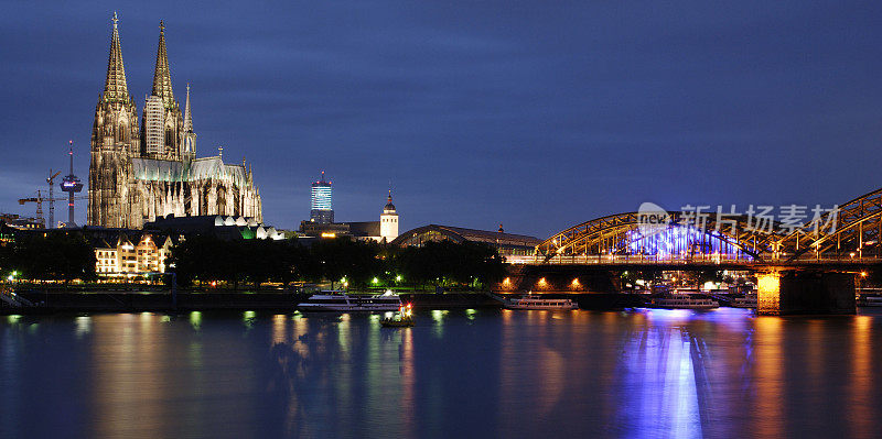照亮科隆大教堂和霍亨索伦桥在蓝色时刻