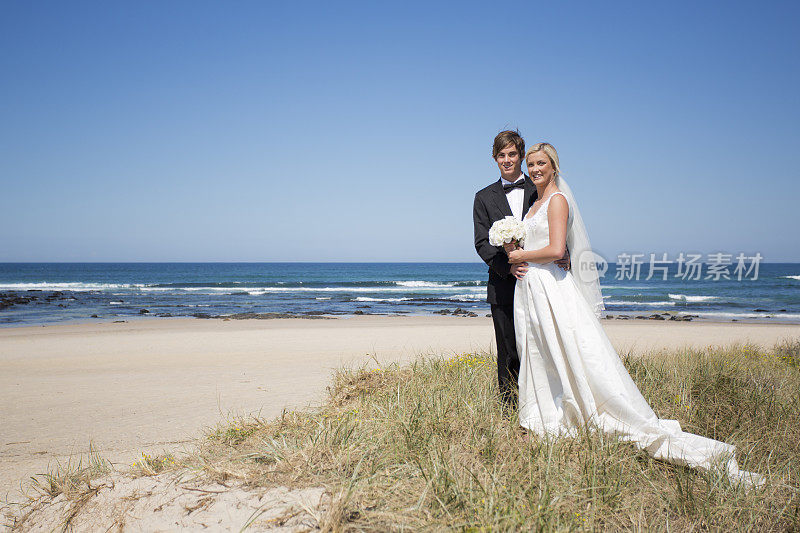 海滩婚礼的夫妇