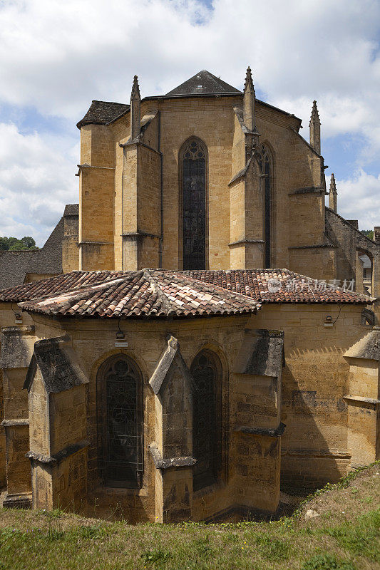 位于Sarlat-la-Canéda的圣萨塞尔多斯大教堂的背面