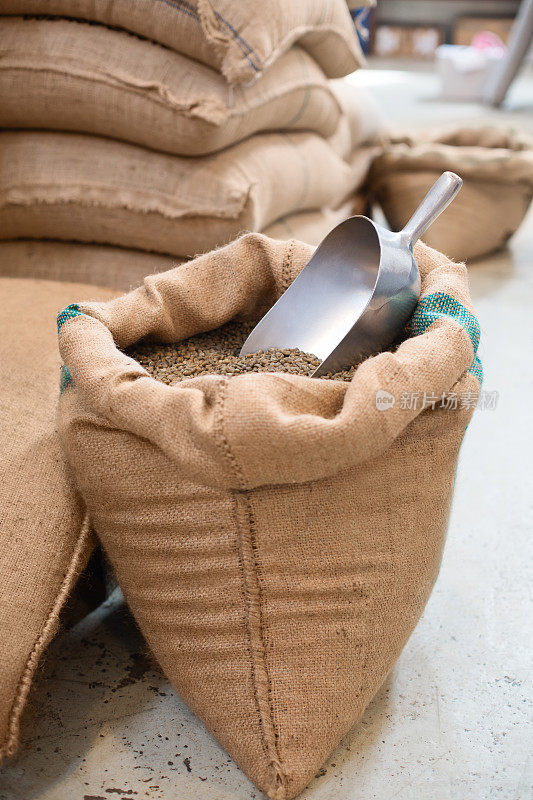 粗麻袋里的生咖啡豆