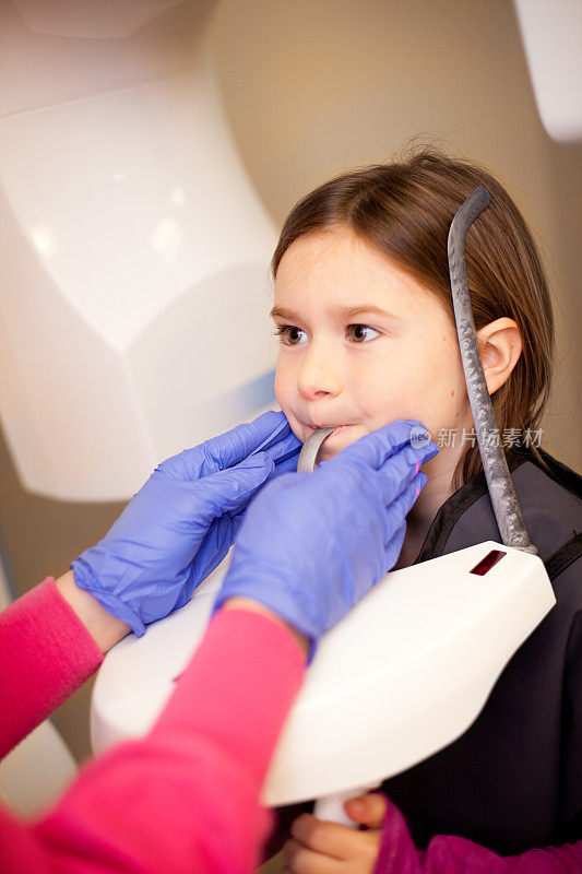 小女孩在牙科诊所照牙齿x光