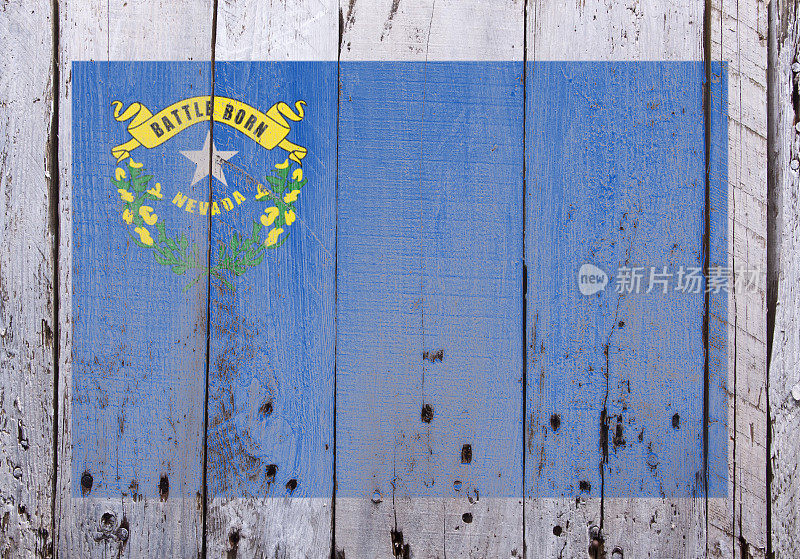 内华达旗印在乡村破旧的木头上