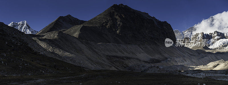 远山荒野，岩石山峰，雪山全景，喜马拉雅山