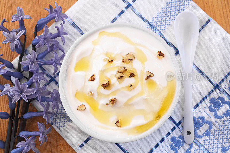 加蜂蜜和坚果的希腊酸奶