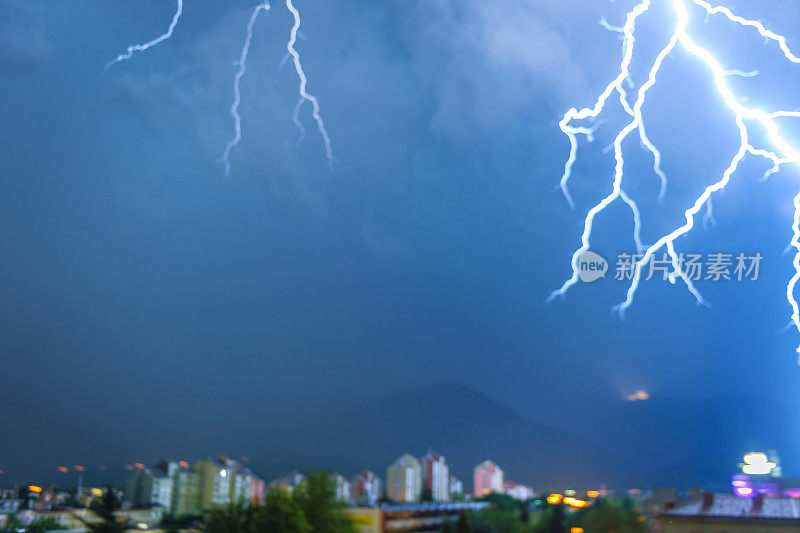 斯洛文尼亚新戈里察市上空的雷雨和闪电