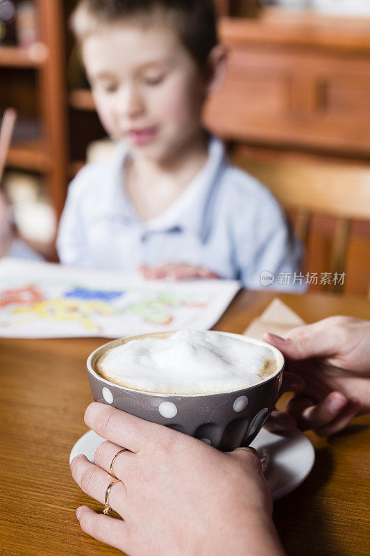 孩子们画画的时候喝杯咖啡