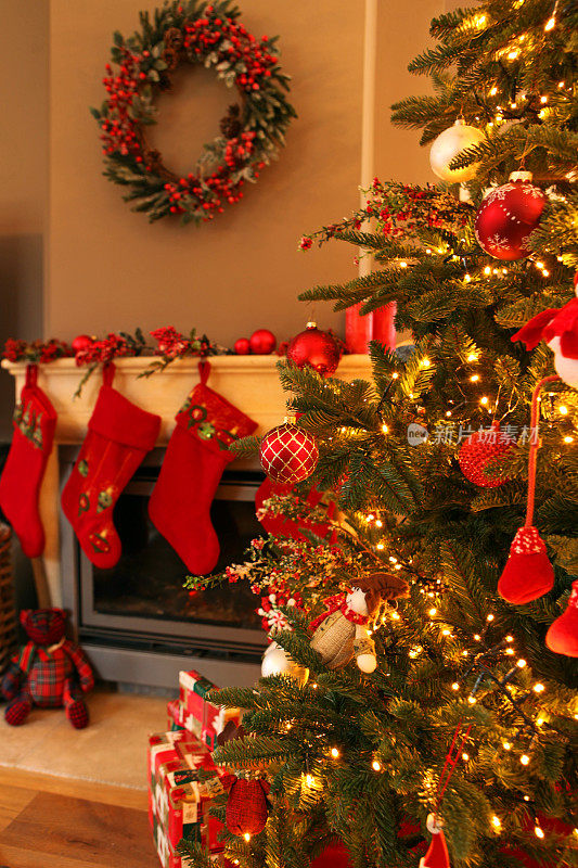圣诞房:红色的圣诞袜和圣诞树
