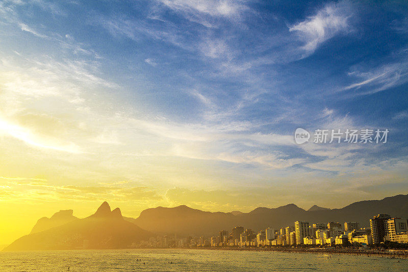 日落在伊帕内玛海滩——里约热内卢里约热内卢