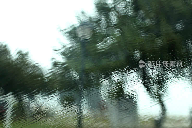 雨打在窗户上