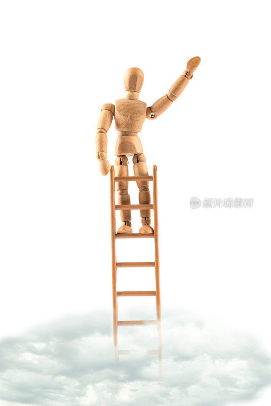 木制人体模型骄傲地站在梯子的顶端
