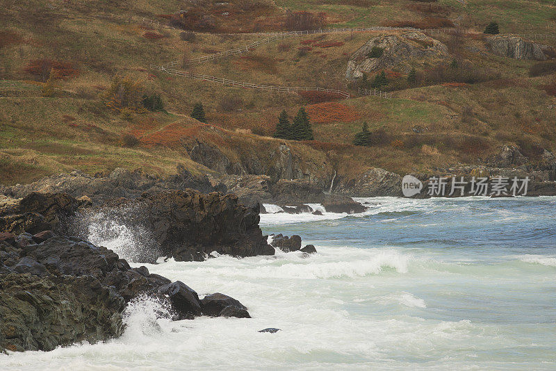 海浪拍打着布满岩石的海滩