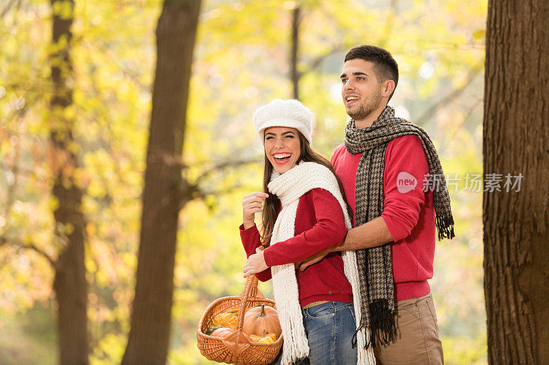 年轻夫妇在享受秋日