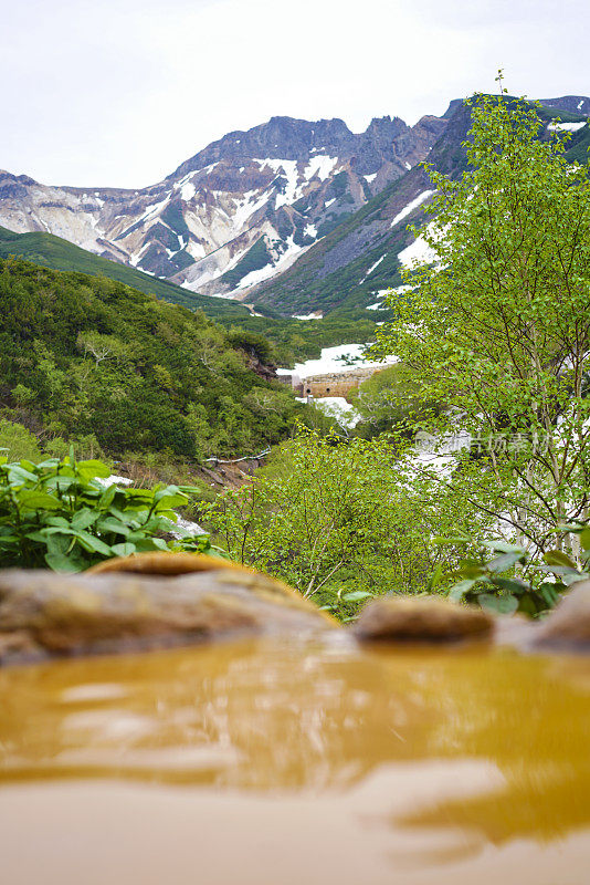 从北海道Tokachidake活火山的温泉中观看