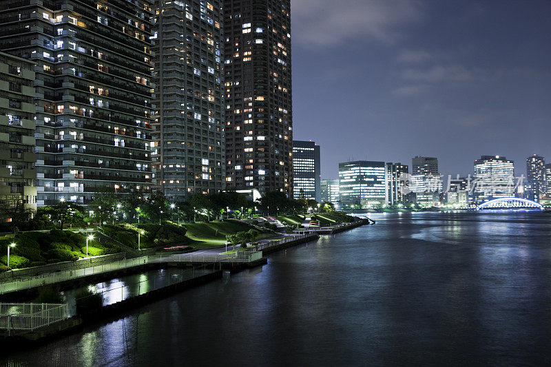 夜晚的东京海滨